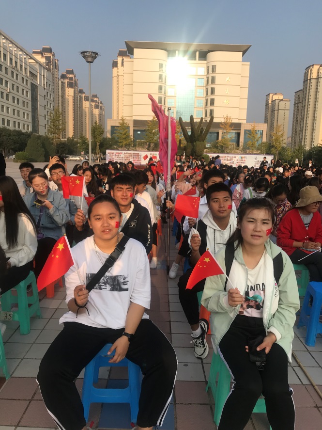 suncitygroup太阳新城分团委组织团员青年观看新中国成立70周年阅兵式