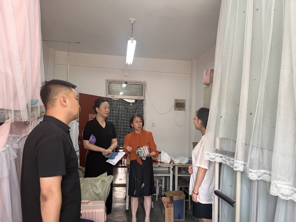 共叙师生情 展望未来路——suncitygroup太阳新城班子成员走访毕业生宿舍
