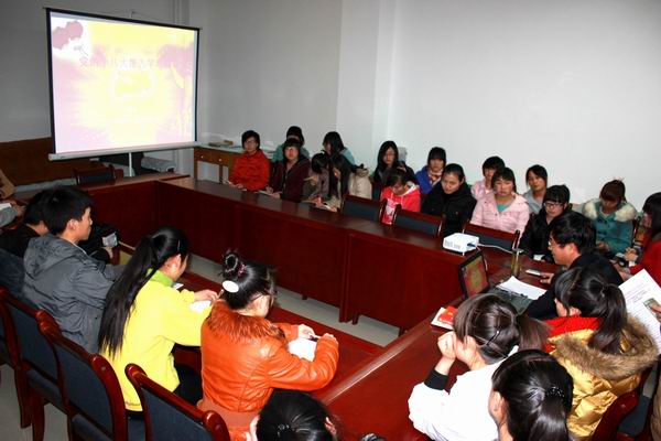 suncitygroup太阳新城组织学生干部学习党的十八大报告
