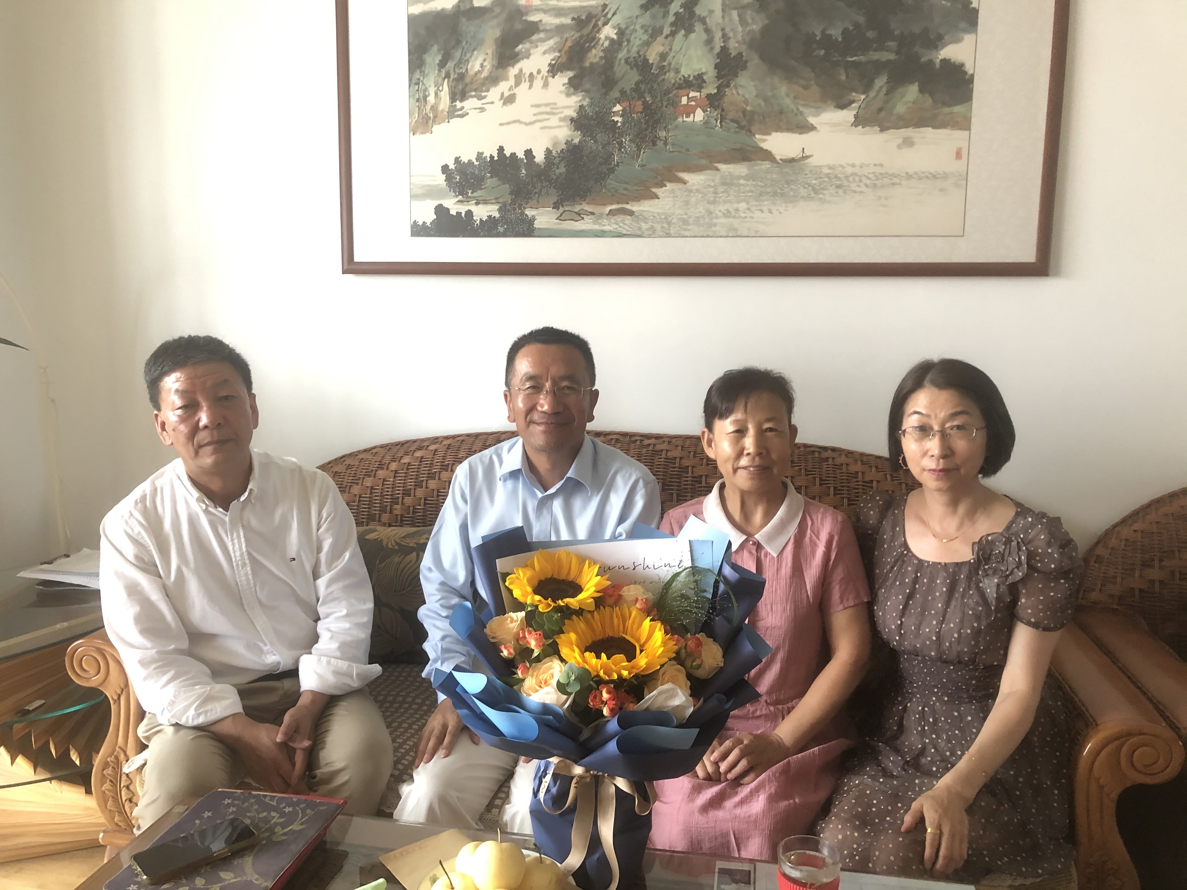 suncitygroup太阳新城开展教师节走访慰问活动