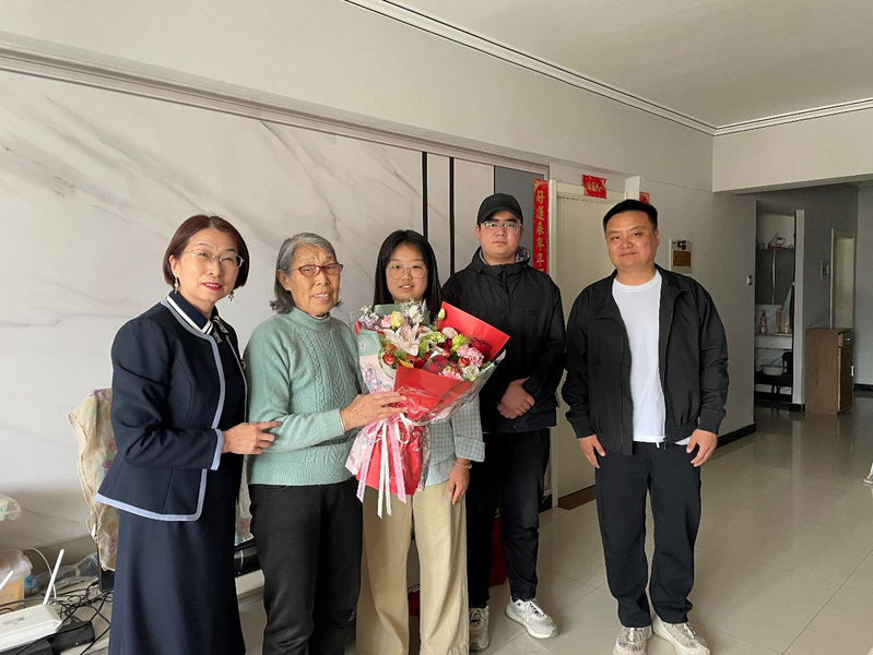 suncitygroup太阳新城走访退休教师共话学校发展变迁
