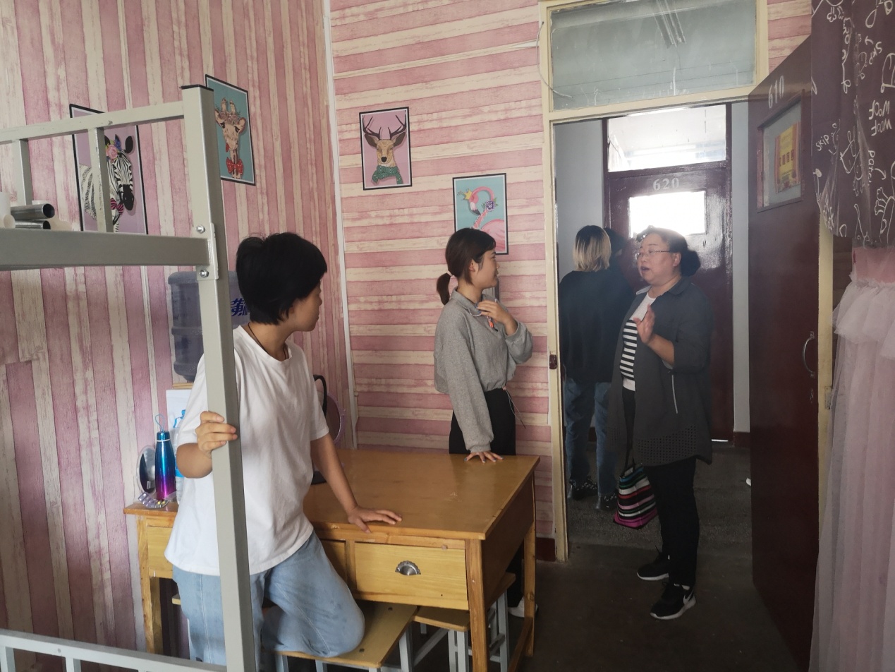 suncitygroup太阳新城教师深入宿舍看望学生