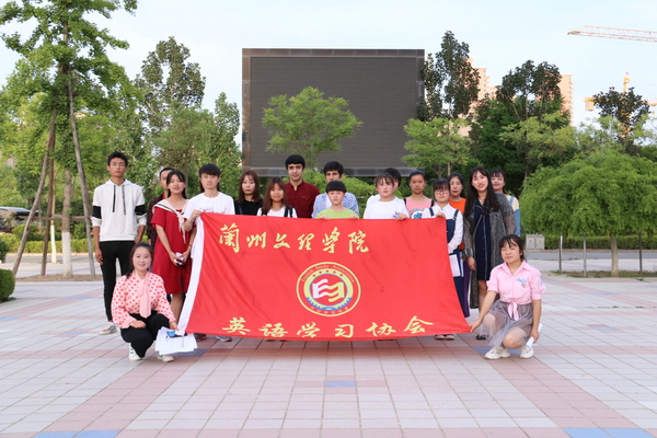 suncitygroup太阳集团英语学习协会举办“与圣贤为友 与经典同行” 英文诗歌朗诵分享...